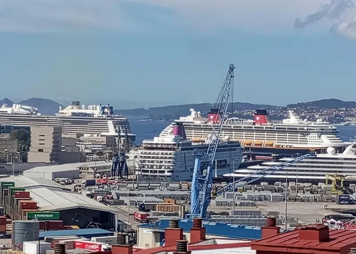 Juli & Ria De Daire Vigo